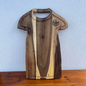 Platou premium din lemn masiv de nuc în formă de tricou de fotbal, cu canal pentru scurgerea grăsimii 61x30x2,5 cm