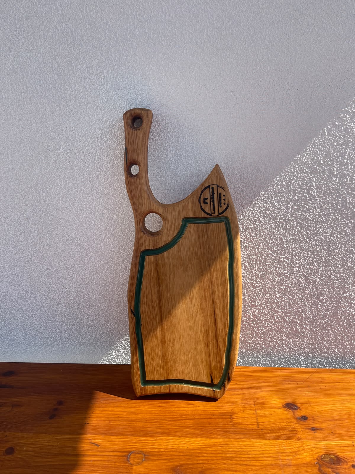 Platou premium din lemn masiv de stejar cu rășină epoxidică Dark Green și canal pentru scurgerea grăsimii 50x20x3,5 cm