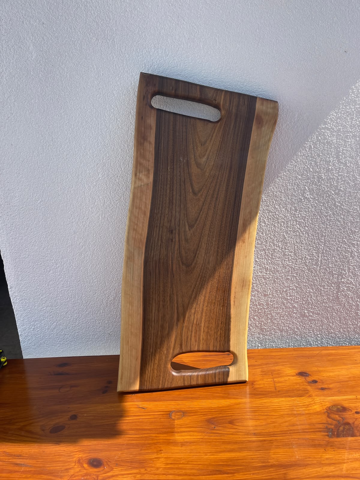 Platou premium din lemn masiv de nuc cu rășină epoxidică Dark Green, inserții Sapphire Blue și canal pentru scurgerea grăsimii 62x27x2,5 cm - imagine 2