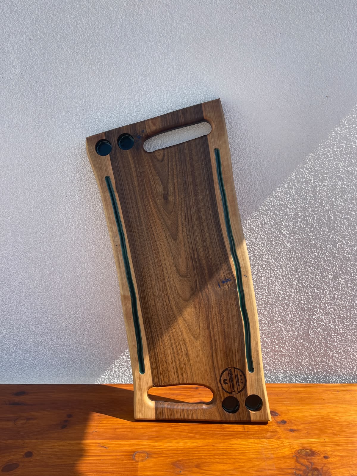 Platou premium din lemn masiv de nuc cu rășină epoxidică Dark Green, inserții Sapphire Blue și canal pentru scurgerea grăsimii 62x27x2,5 cm - imagine 3
