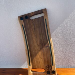 Platou premium din lemn masiv de nuc cu rășină epoxidică Dark Green, inserții Sapphire Blue și canal pentru scurgerea grăsimii 62x27x2,5 cm
