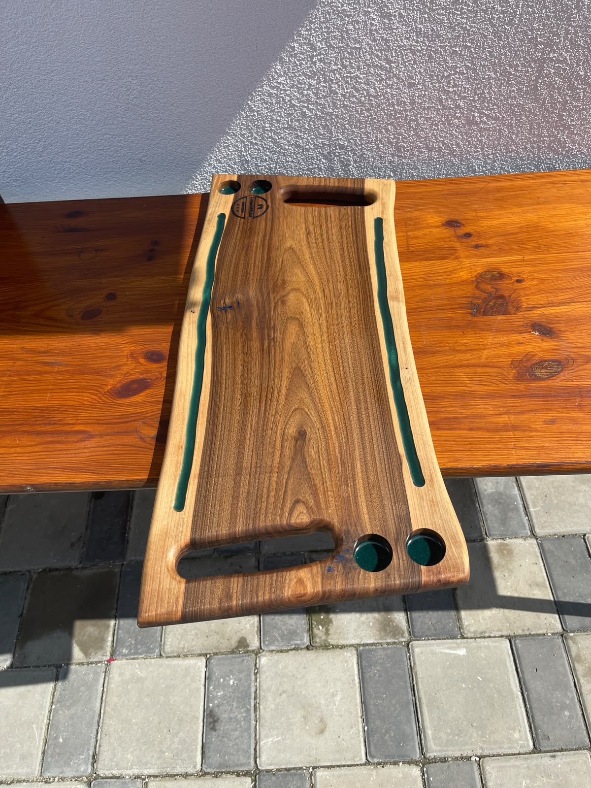 Platou premium din lemn masiv de nuc cu rășină epoxidică Dark Green, inserții Sapphire Blue și canal pentru scurgerea grăsimii 62x27x2,5 cm - imagine 4