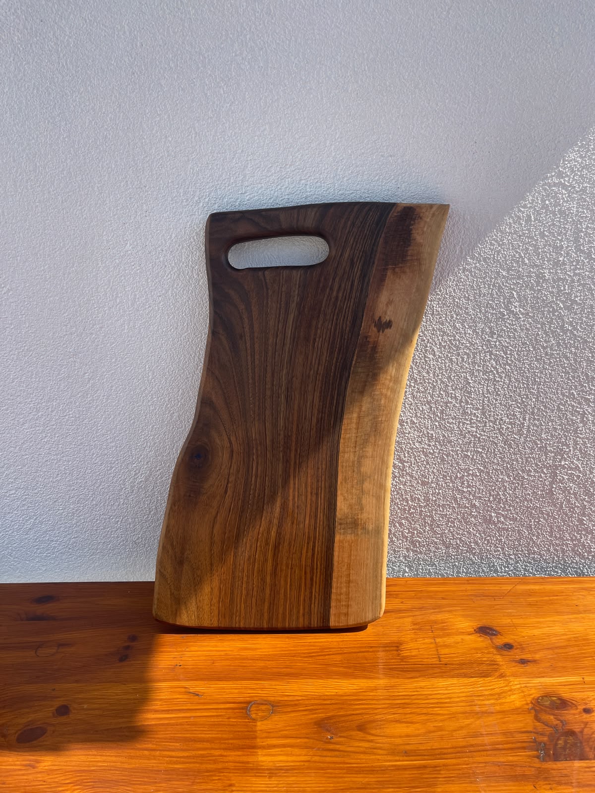 Tocător premium din lemn masiv de nuc cu inserții din rășină epoxidică Dark Green și 2 suporturi pentru shoturi 50x23x2,5 cm - imagine 2