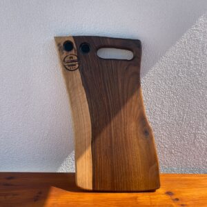 Tocător premium din lemn masiv de nuc cu inserții din rășină epoxidică Dark Green și 2 suporturi pentru shoturi 50x23x2,5 cm