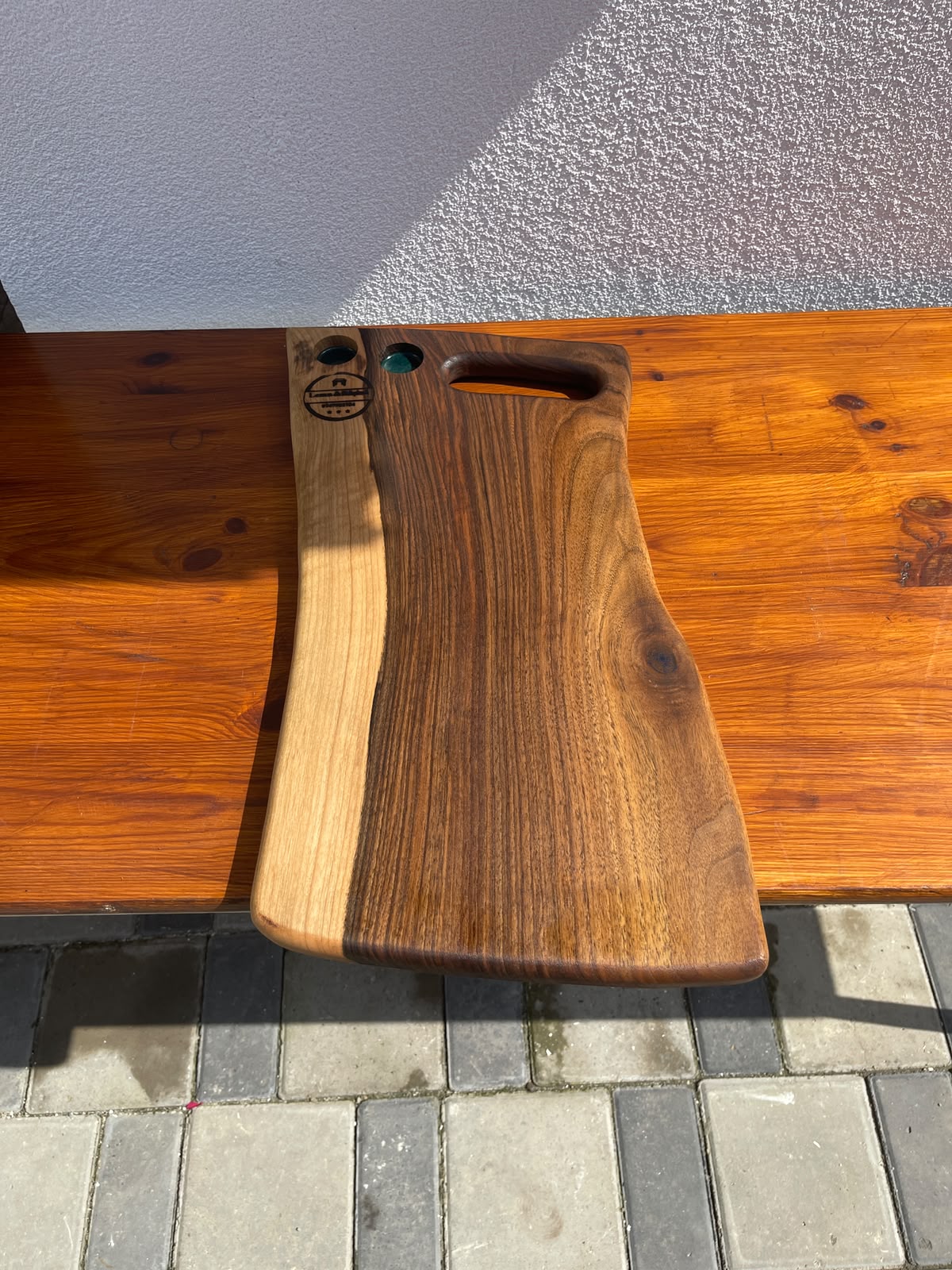Tocător premium din lemn masiv de nuc cu inserții din rășină epoxidică Dark Green și 2 suporturi pentru shoturi 50x23x2,5 cm - imagine 4