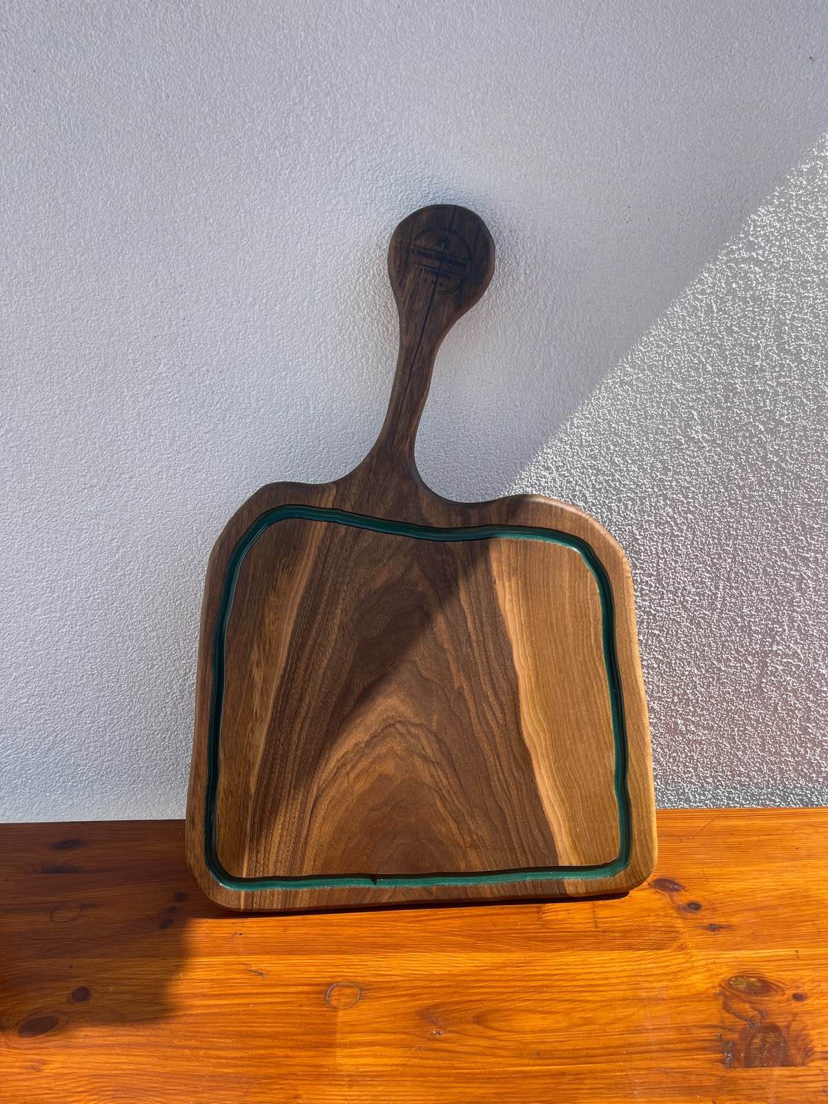 Tocător premium din lemn masiv de nuc cu rășină epoxidică Dark Green și canal pentru scurgerea grăsimii 57x37x2,5 cm - imagine 4