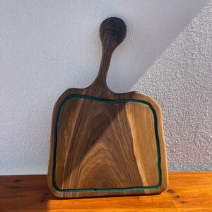 Tocător premium din lemn masiv de nuc cu rășină epoxidică Dark Green și canal pentru scurgerea grăsimii 57x37x2,5 cm