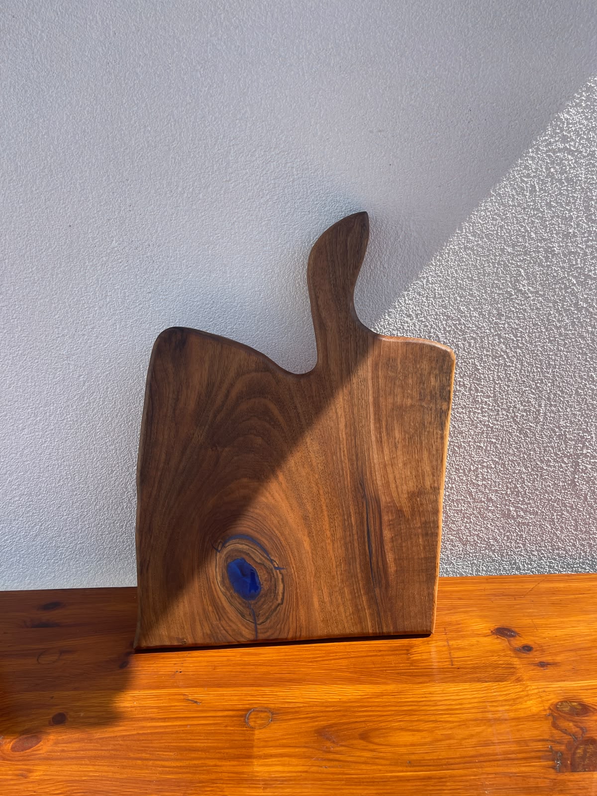 Tocător premium din lemn masiv de nuc cu rășină epoxidică Dark Green, inserție Sapphire Blue și canal pentru scurgerea grăsimii 47x34x2,5 cm - imagine 2