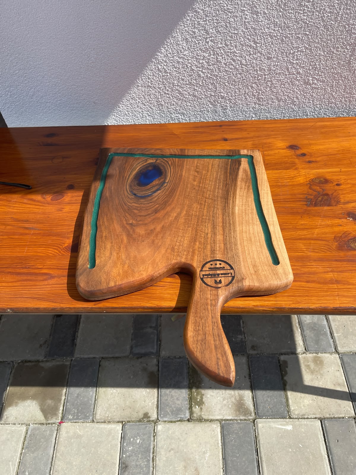 Tocător premium din lemn masiv de nuc cu rășină epoxidică Dark Green, inserție Sapphire Blue și canal pentru scurgerea grăsimii 47x34x2,5 cm - imagine 3