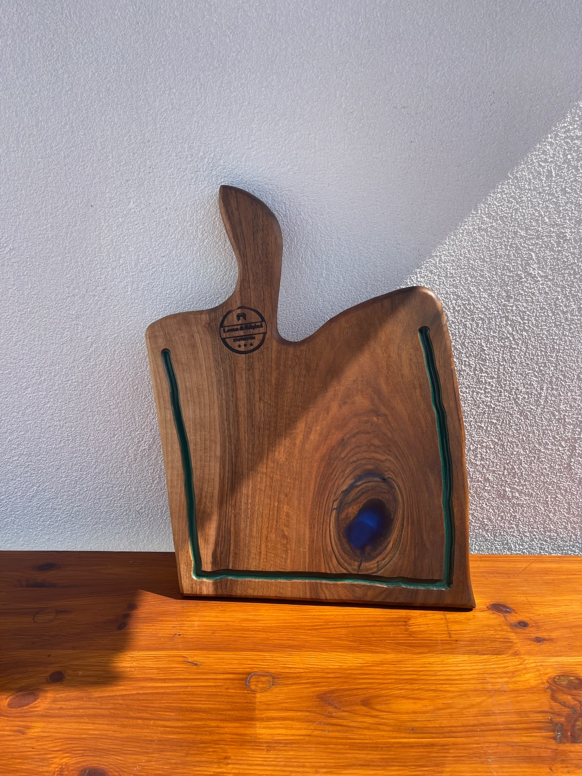 Tocător premium din lemn masiv de nuc cu rășină epoxidică Dark Green, inserție Sapphire Blue și canal pentru scurgerea grăsimii 47x34x2,5 cm - imagine 4
