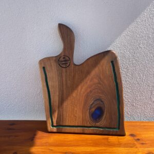 Tocător premium din lemn masiv de nuc cu rășină epoxidică Dark Green, inserție Sapphire Blue și canal pentru scurgerea grăsimii 47x34x2,5 cm