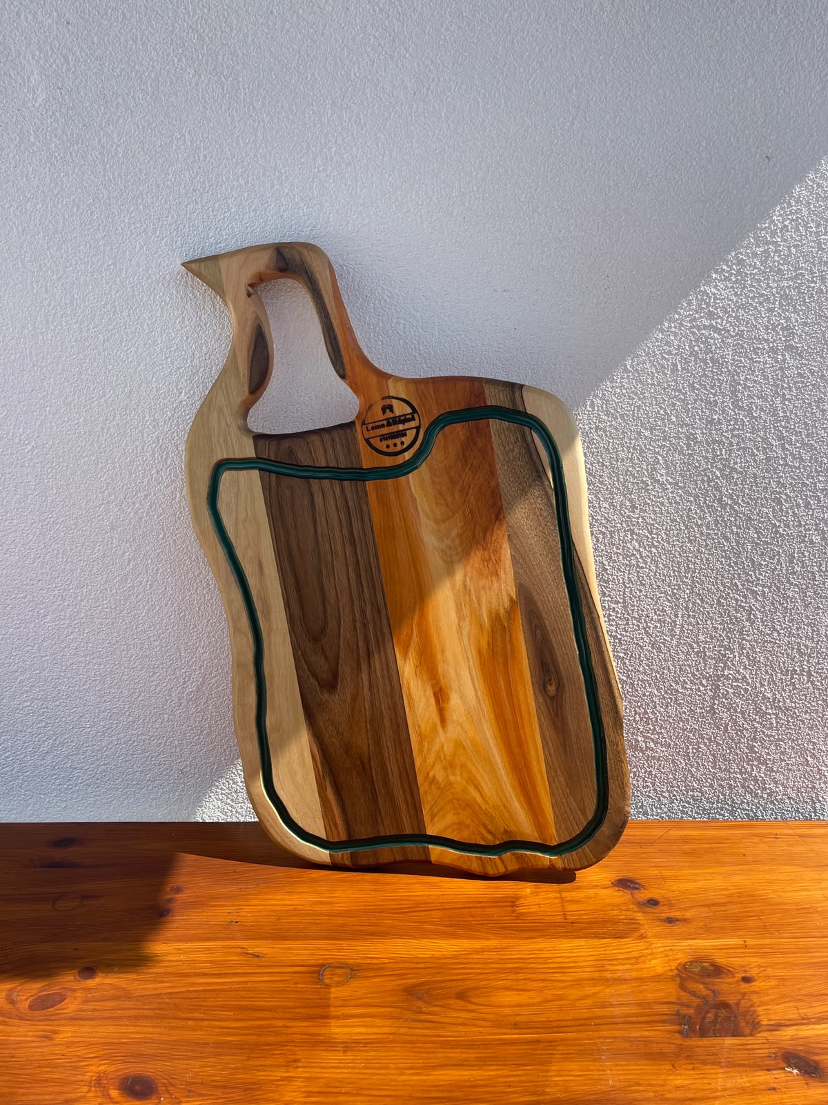 Tocător premium din lemn masiv de nuc și cireș cu rășină epoxidică Dark Green 58x34x2,5 cm