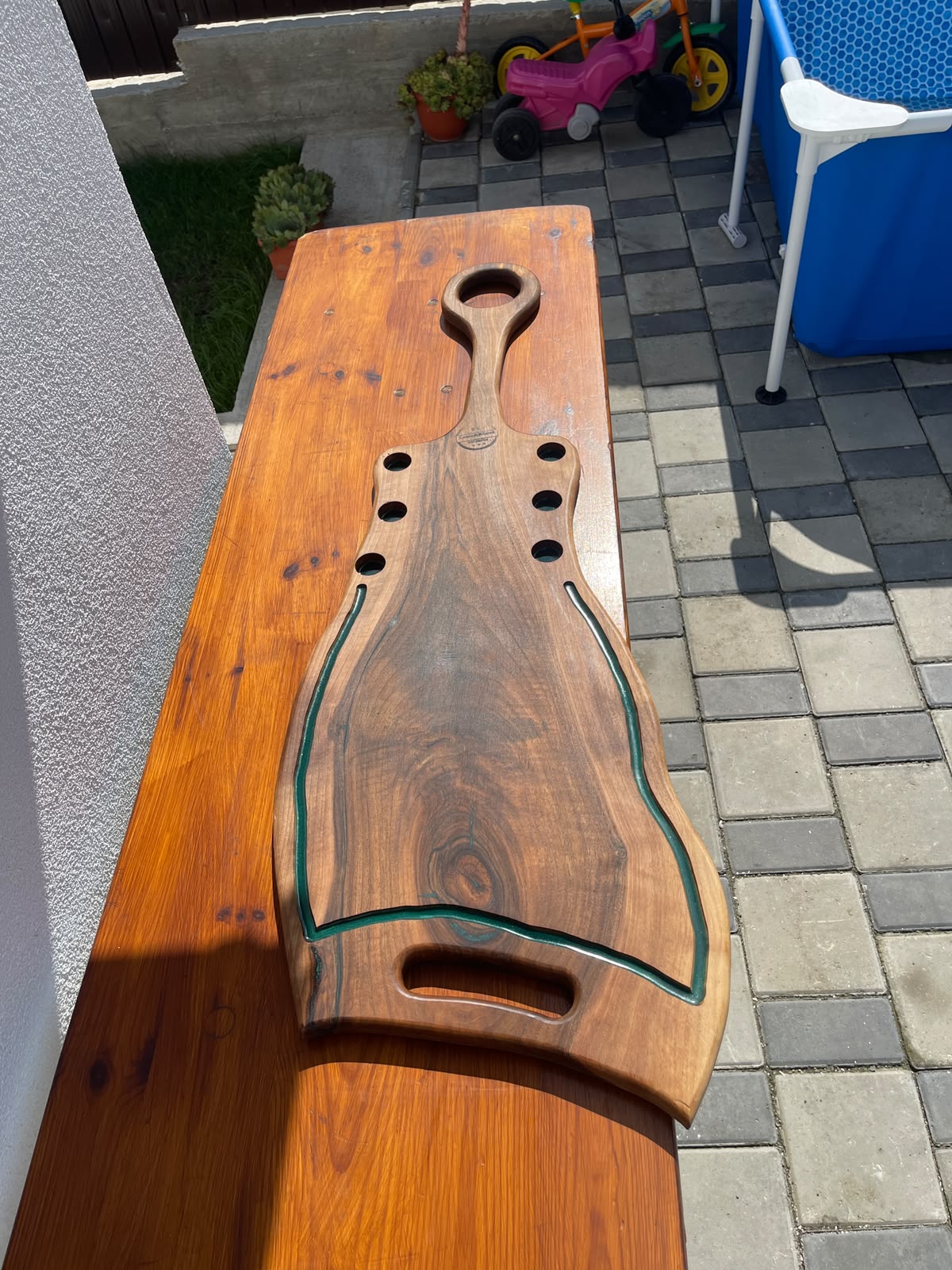 Platou premium din lemn masiv de nuc cu rășină epoxidică Dark Green și 6 suporturi pentru shoturi 112x37x2,5 cm - imagine 3