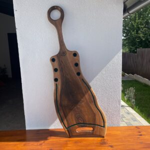 Platou premium din lemn masiv de nuc cu rășină epoxidică Dark Green și 6 suporturi pentru shoturi 112x37x2,5 cm