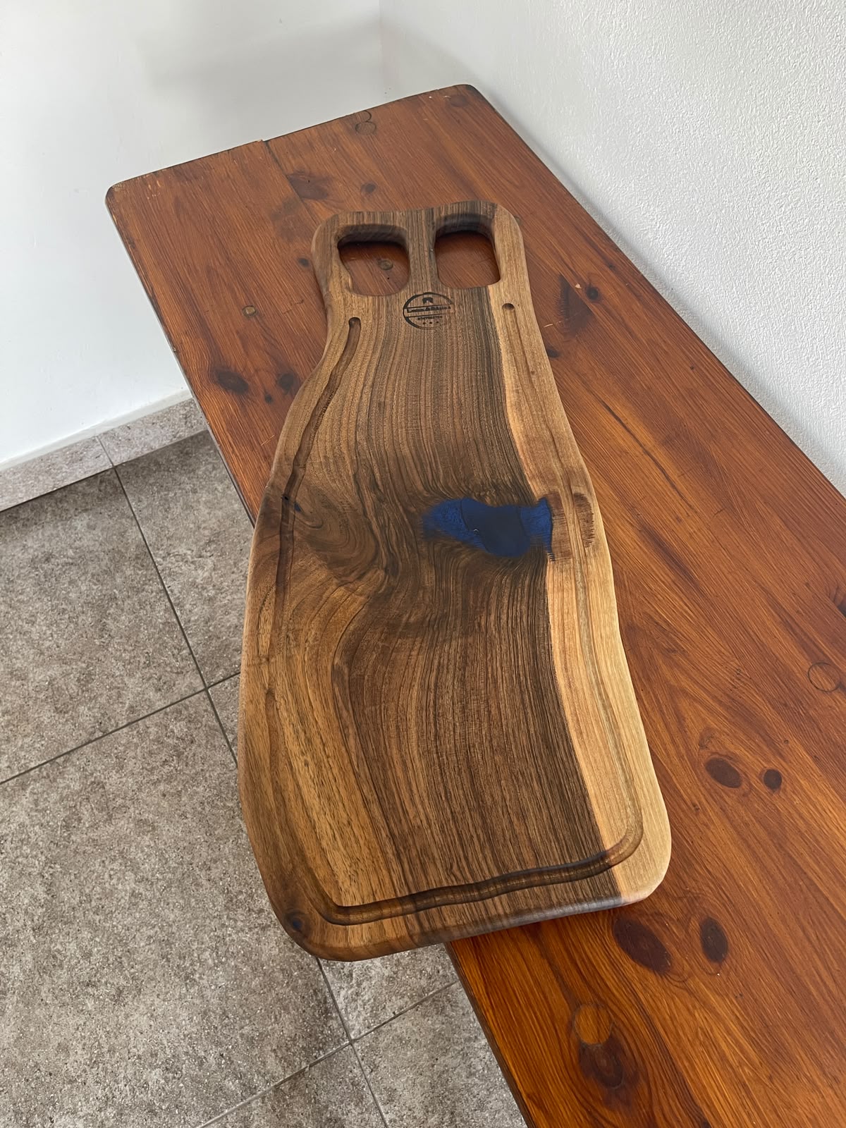 Platou de servire din lemn de nuc cu rășină albastră – 75x31 cm - imagine 2