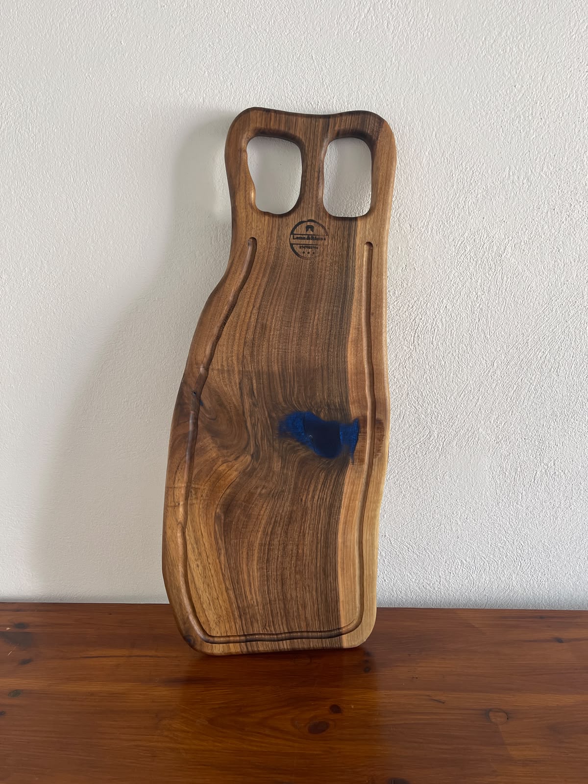Platou de servire din lemn de nuc cu rășină albastră – 75x31 cm