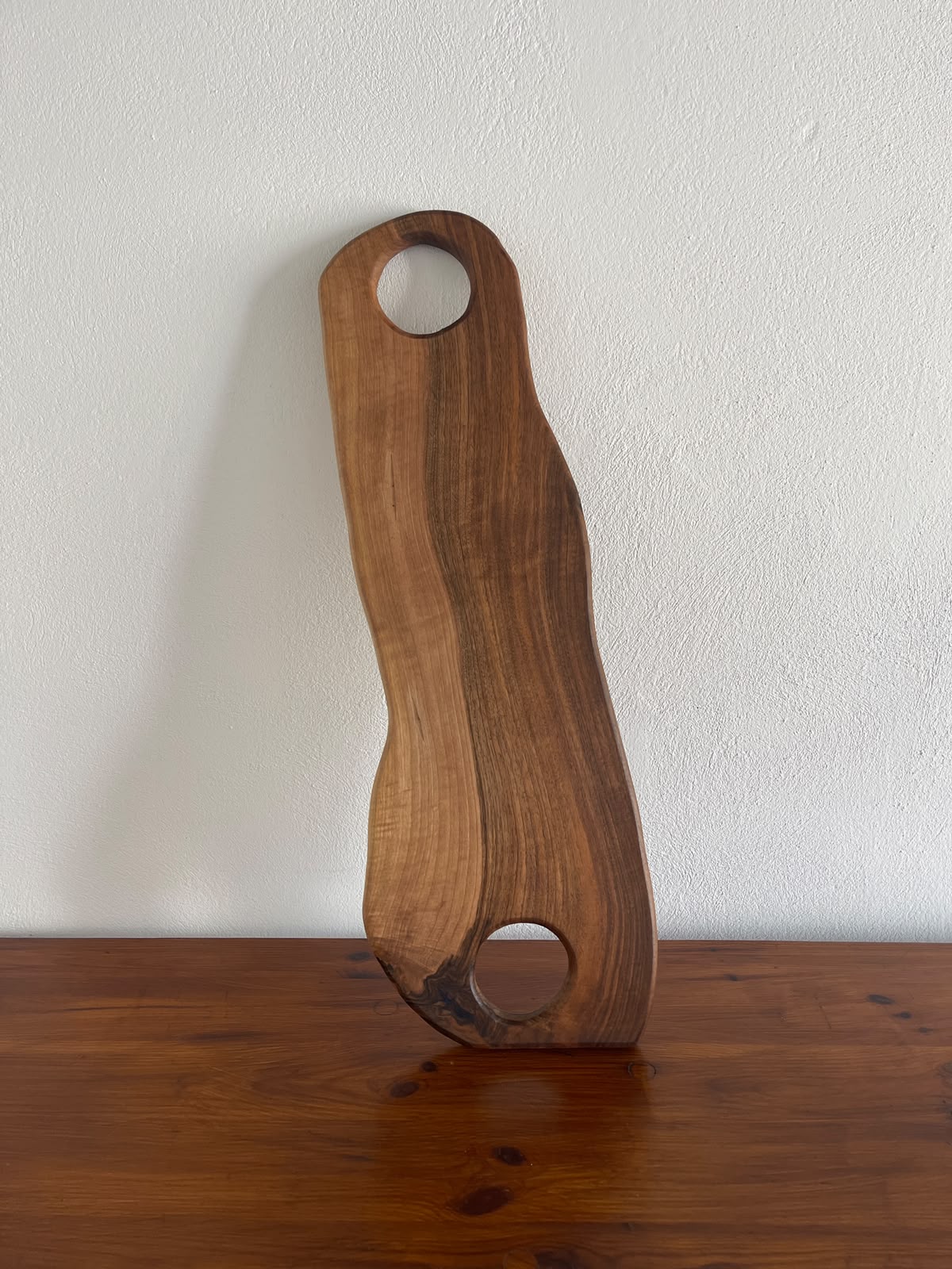 Platou de servire din lemn de nuc cu rășină albastră – 81x22 cm - imagine 2