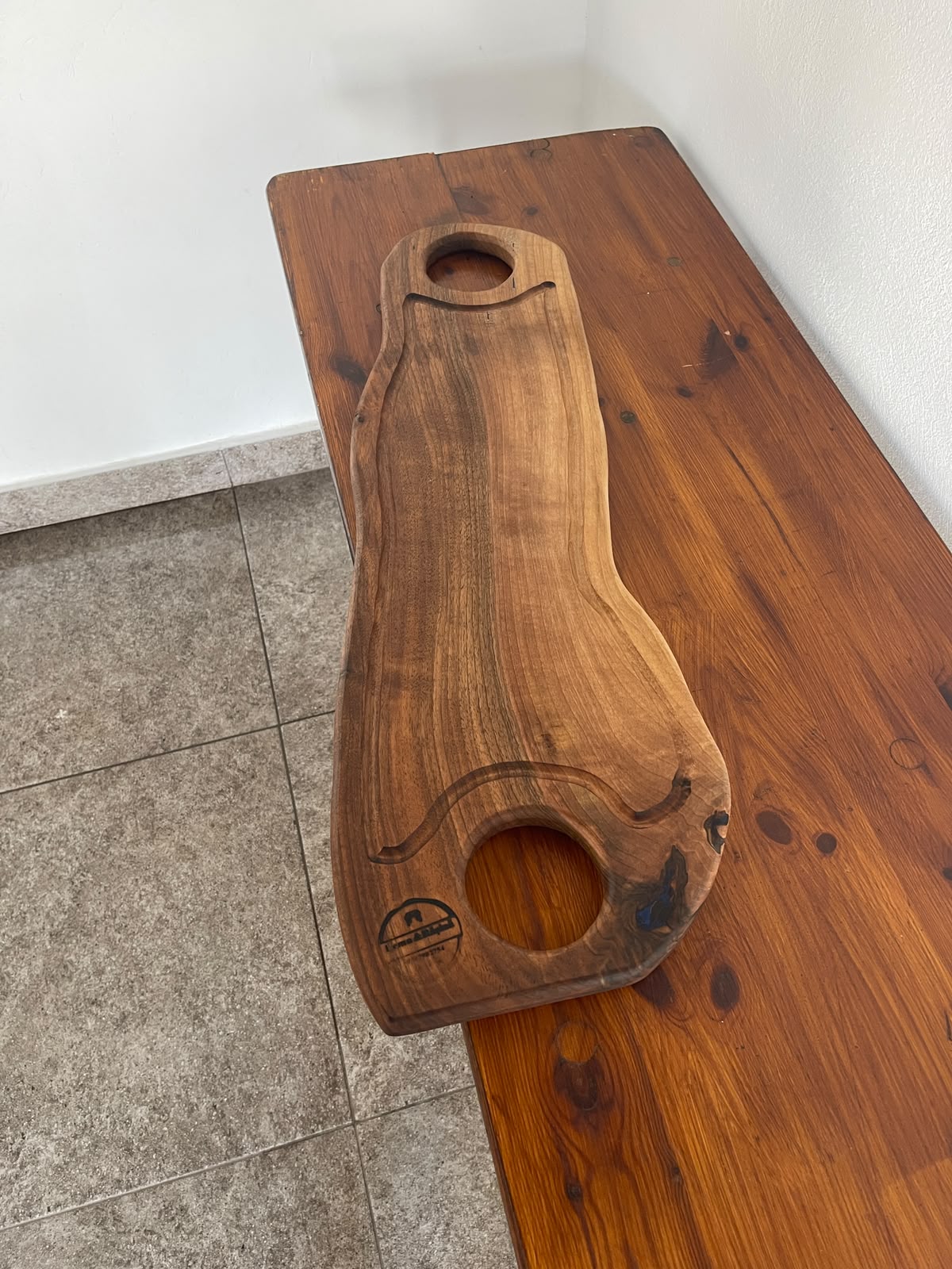 Platou de servire din lemn de nuc cu rășină albastră – 81x22 cm - imagine 3