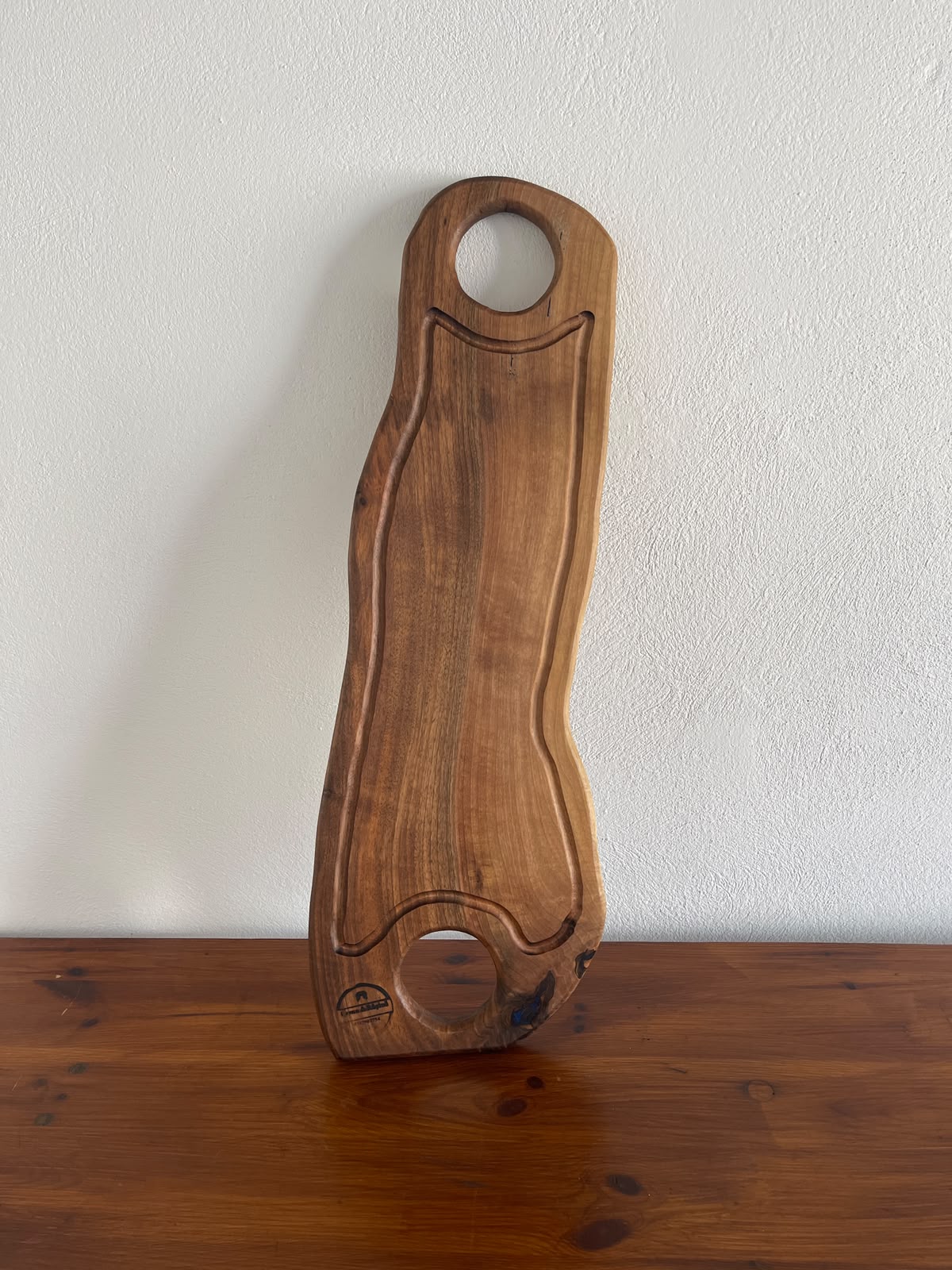 Platou de servire din lemn de nuc cu rășină albastră – 81x22 cm