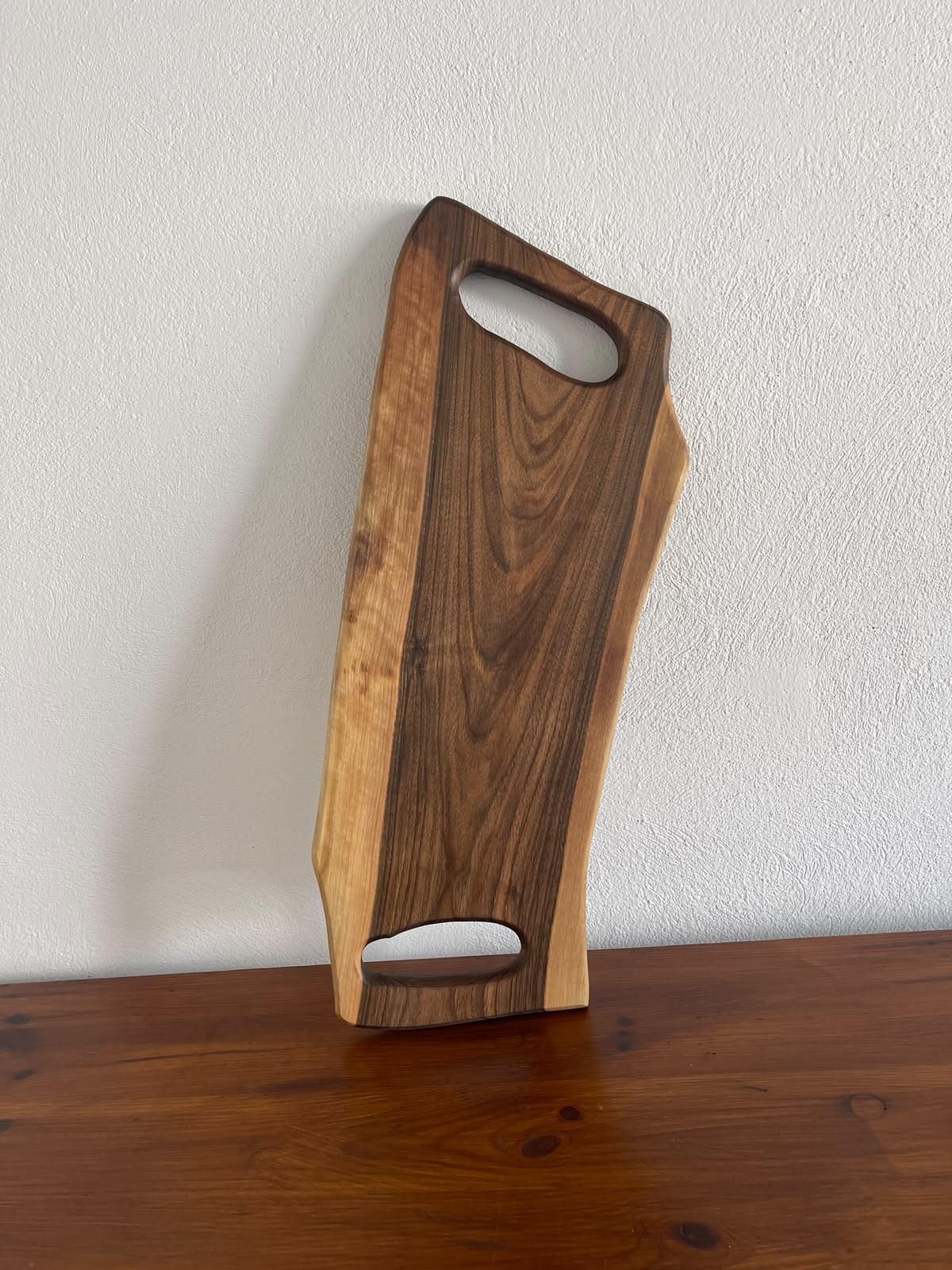 Platou de servire din lemn de nuc cu canal pentru scurgerea grăsimii – 65x25 cm - imagine 2