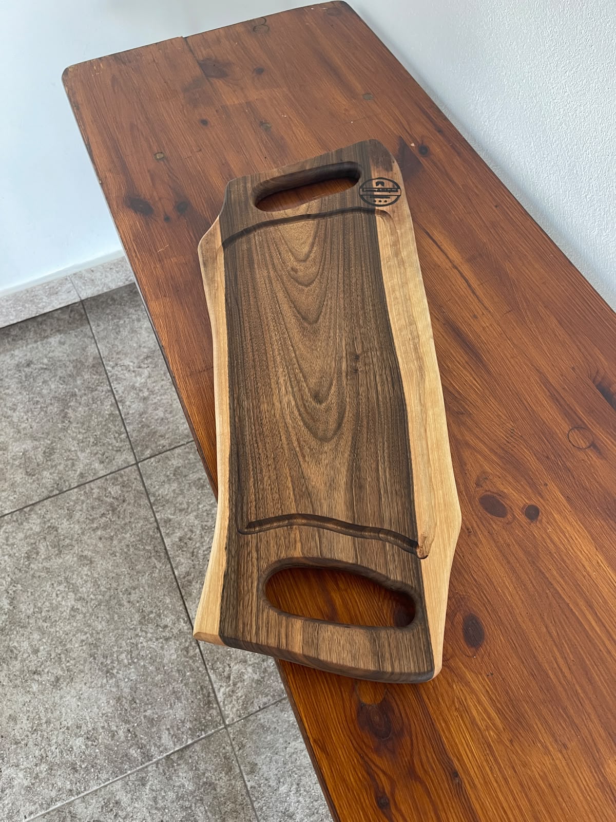 Platou de servire din lemn de nuc cu canal pentru scurgerea grăsimii – 65x25 cm - imagine 3