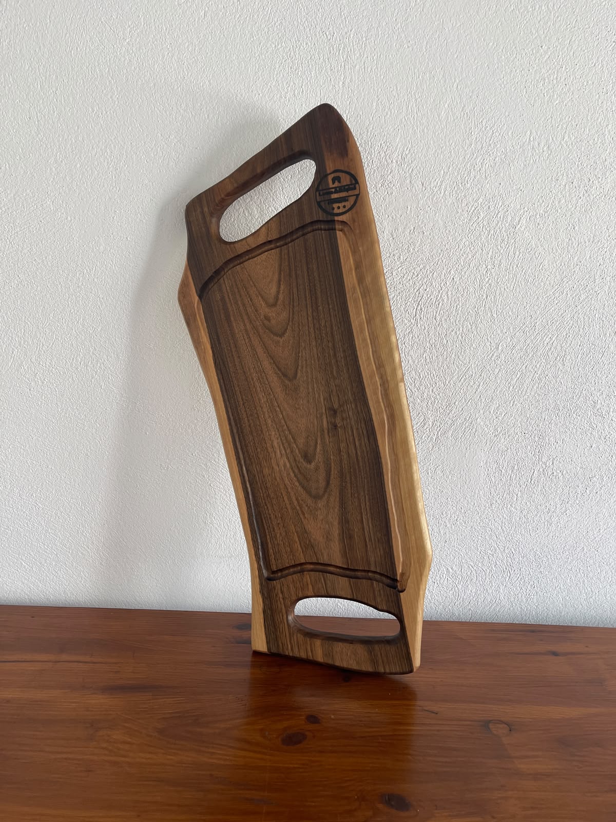 Platou de servire din lemn de nuc cu canal pentru scurgerea grăsimii – 65x25 cm