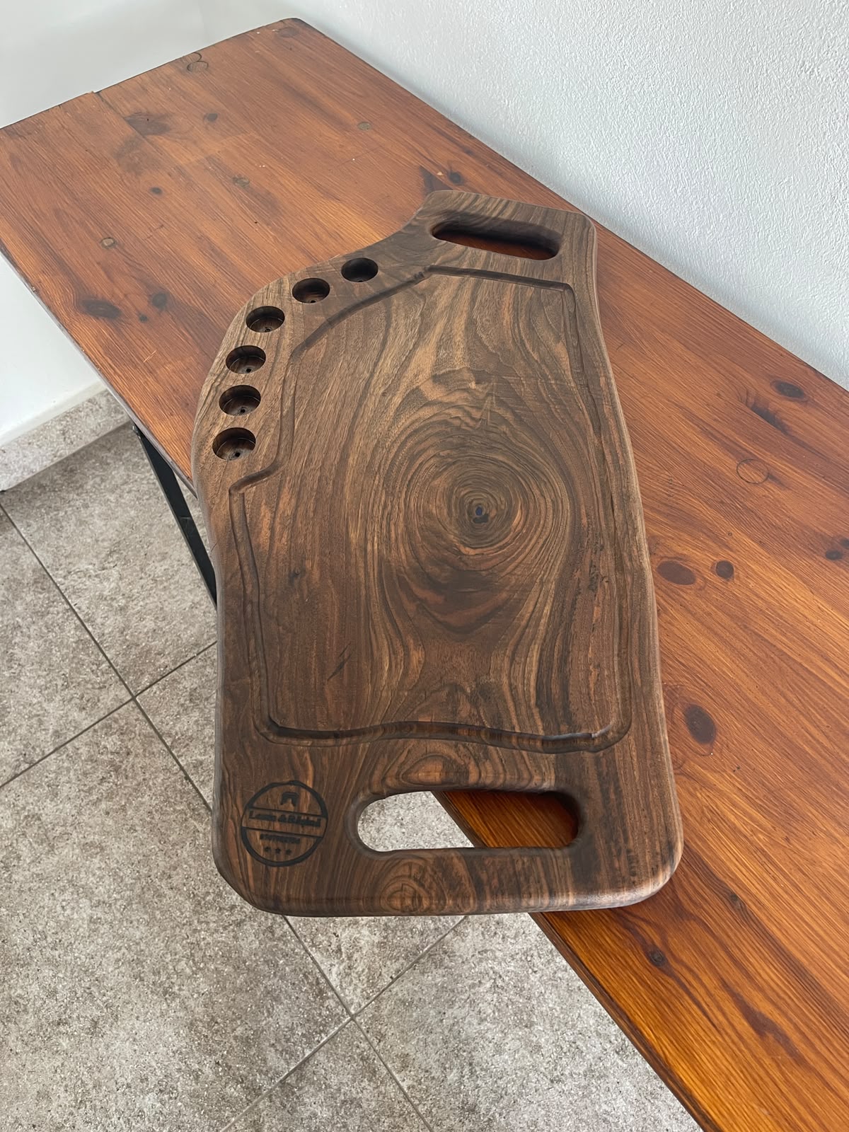 Platou de servire din lemn de nuc cu 6 suporturi pentru shot-uri și canal pentru scurgerea grăsimii – 69x35 cm - imagine 4