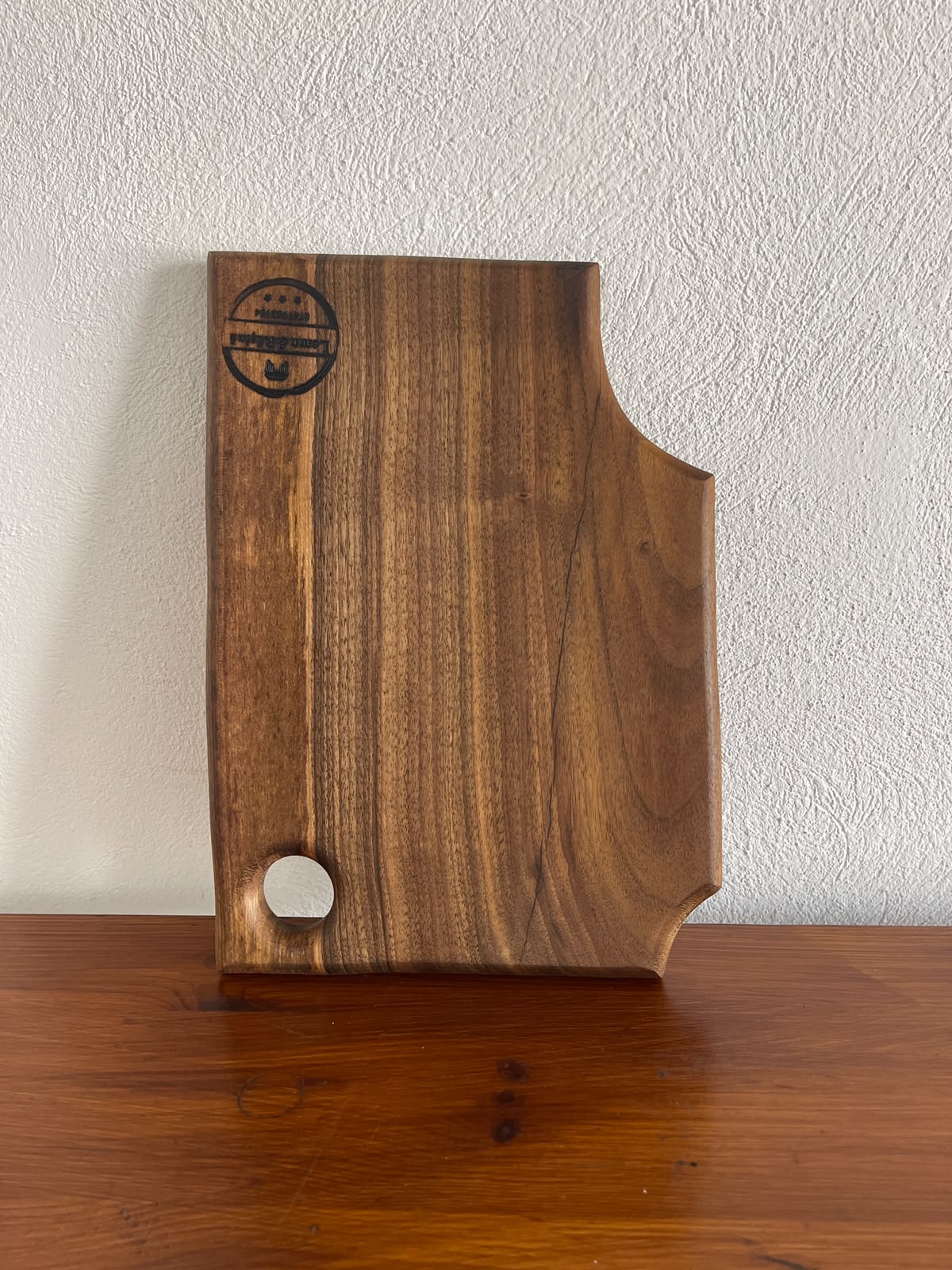 Tocător din lemn de nuc cu gaură pentru agățare – 32x23 cm - imagine 2
