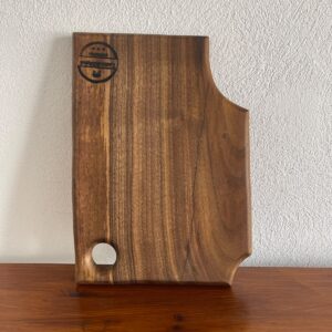 Tocător din lemn de nuc cu gaură pentru agățare – 32x23 cm