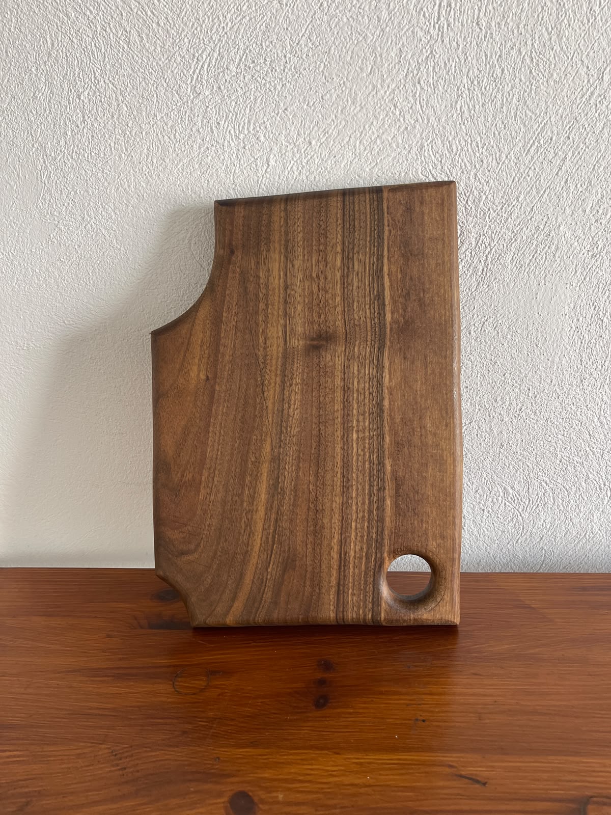 Tocător din lemn de nuc cu gaură pentru agățare – 32x23 cm - imagine 3