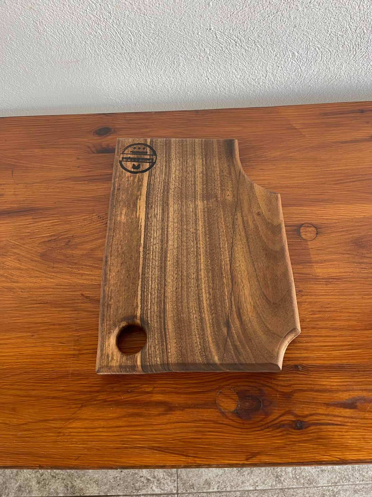 Tocător din lemn de nuc cu gaură pentru agățare – 32x23 cm - imagine 4