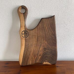 Tocător din lemn de nuc cu inserție de rășină transparentă – 45x28 cm