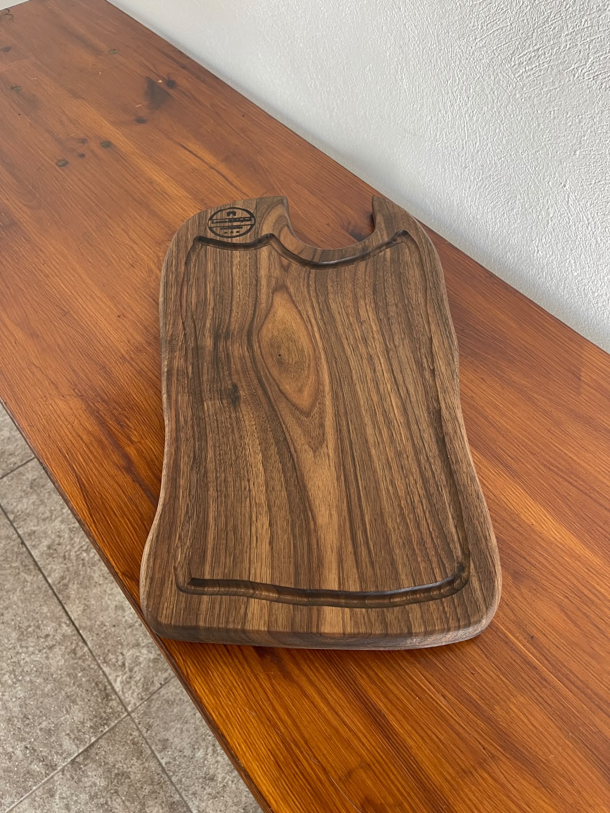 Tocător din lemn de nuc cu canal pentru scurgerea grăsimii – 51x29 cm - imagine 4