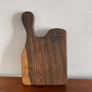 Tocător din lemn de nuc – 36x23 cm, elegant și realizat manual