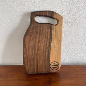 Tocător din lemn de nuc cu rășină albastră – 50x23 cm, realizat manual