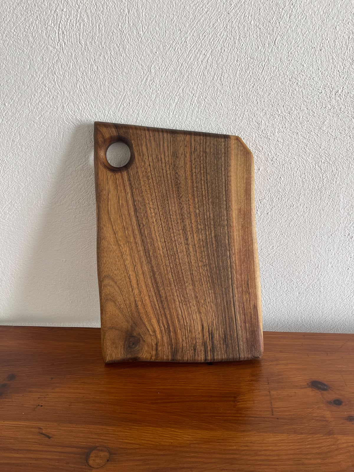 Tocător din lemn de nuc – 33x23 cm, compact cu gaură pentru agățare - imagine 2
