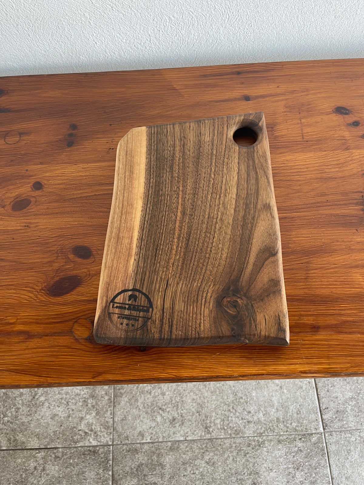 Tocător din lemn de nuc – 33x23 cm, compact cu gaură pentru agățare - imagine 3