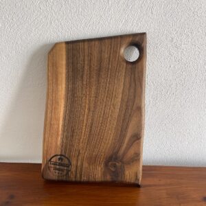 Tocător din lemn de nuc – 33x23 cm, compact cu gaură pentru agățare