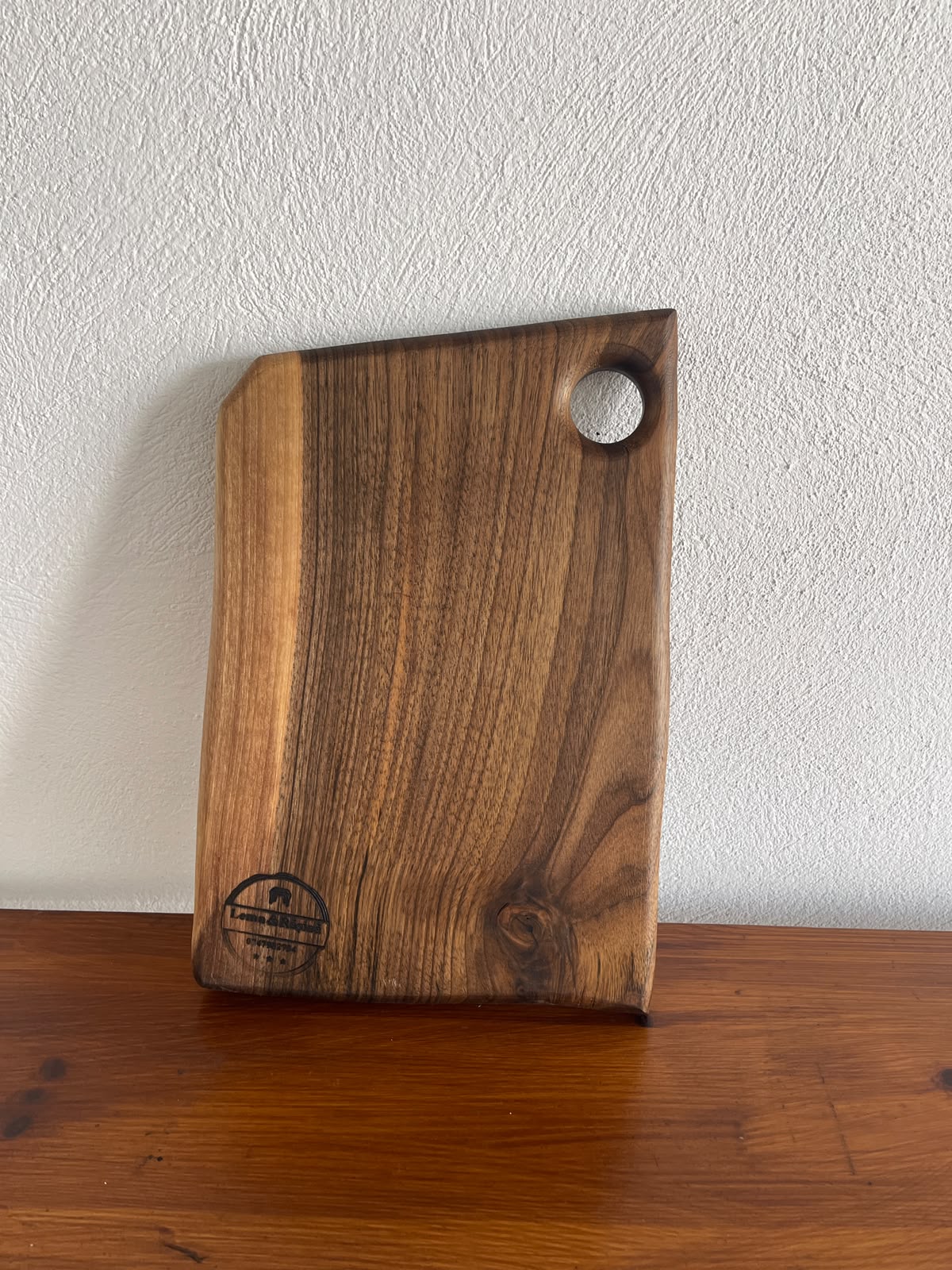 Tocător din lemn de nuc – 33x23 cm, compact cu gaură pentru agățare