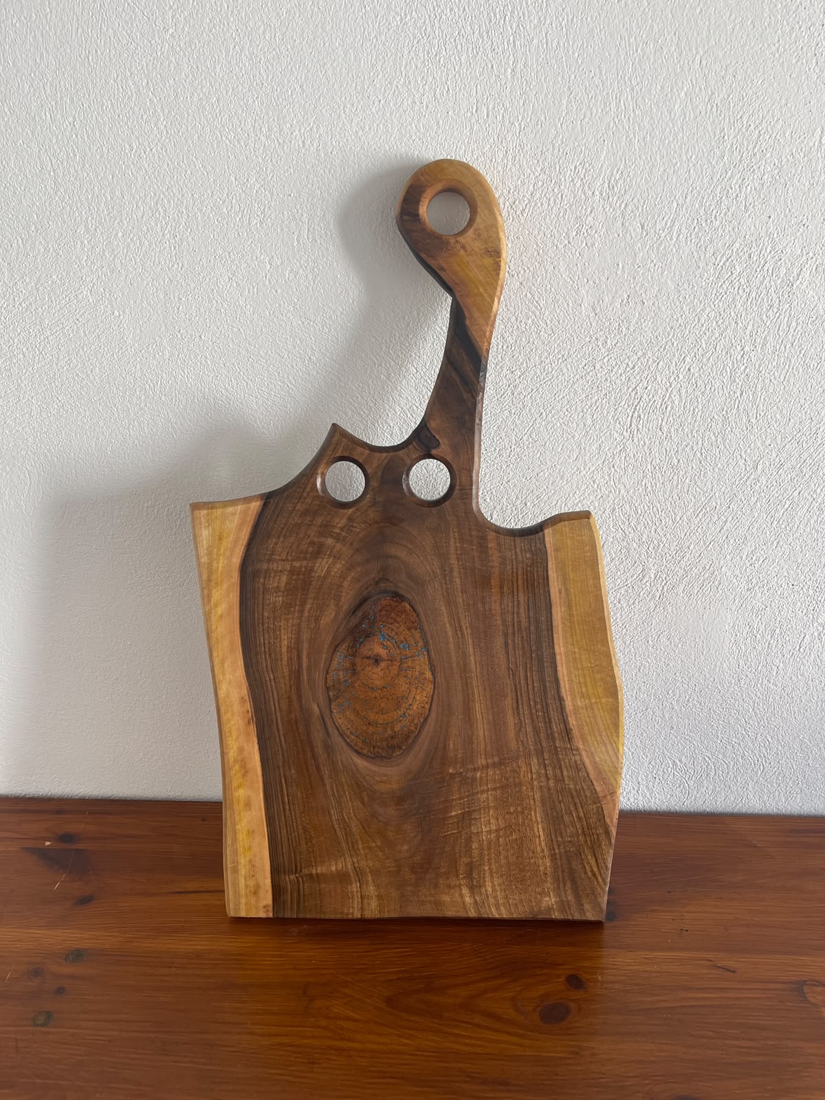 Platou Servire Lemn Nuc 65x36 cm cu Canal Scurgere Grăsime și Rășină Albastră - imagine 2