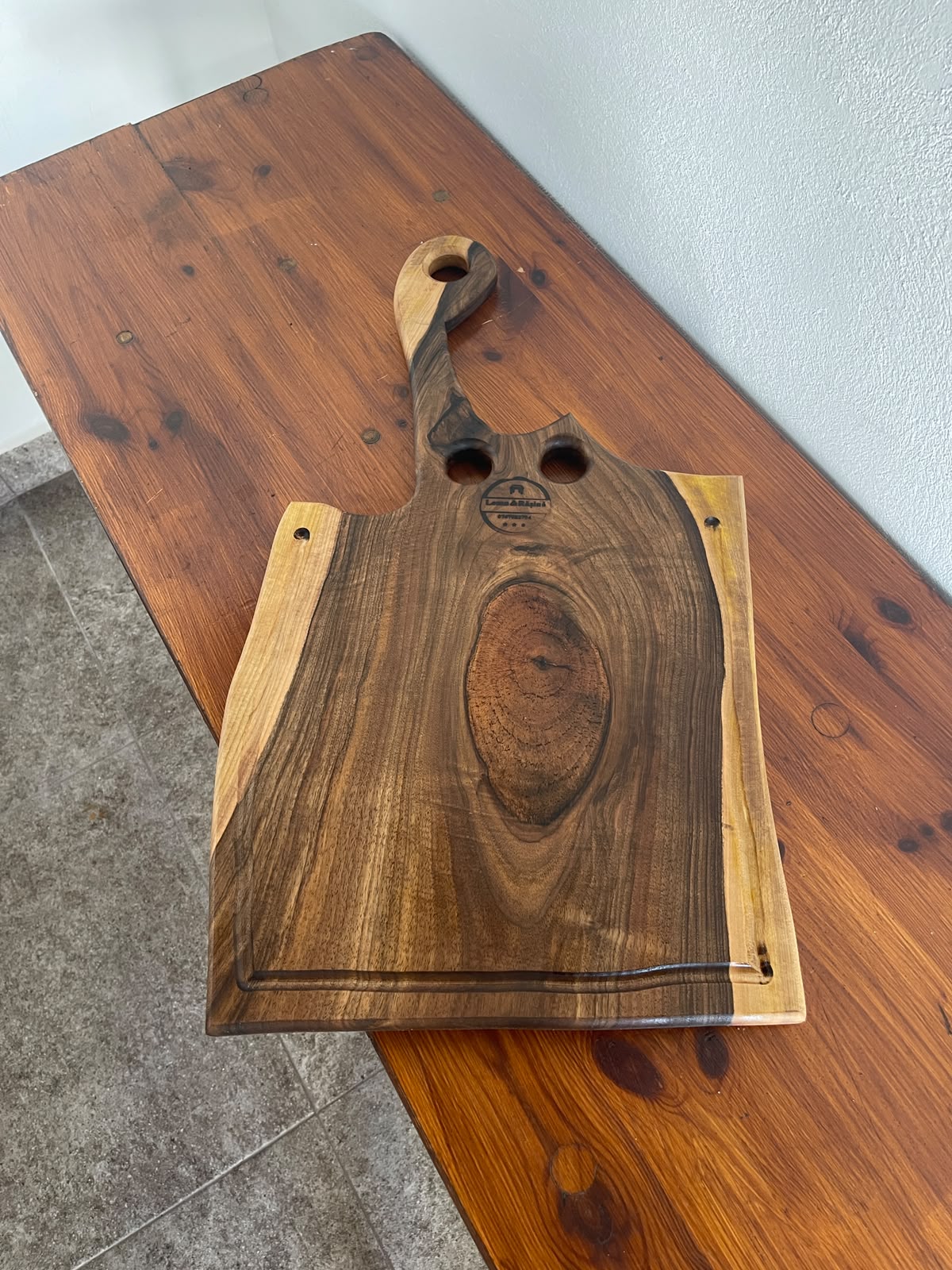 Platou Servire Lemn Nuc 65x36 cm cu Canal Scurgere Grăsime și Rășină Albastră - imagine 3