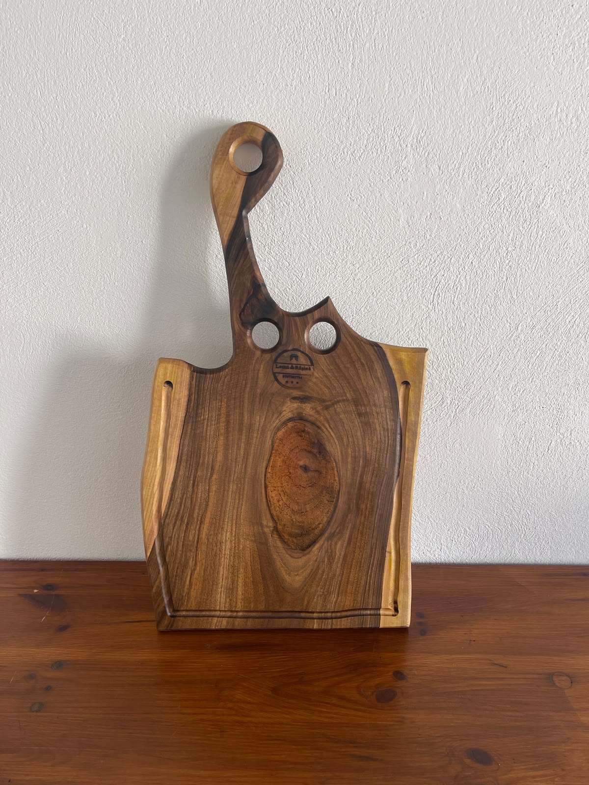 Platou Servire Lemn Nuc 65x36 cm cu Canal Scurgere Grăsime și Rășină Albastră