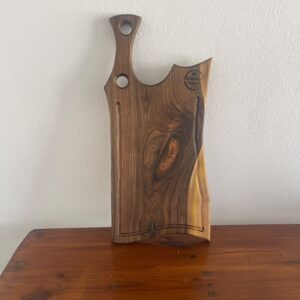 Tocător din Lemn de Nuc 60x30 cm cu Rășină Verde și Canal pentru Scurgerea Lichidelor