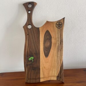 Tocător din Lemn de Nuc 65x32 cm cu Rășină Verde și Canal pentru Scurgerea Lichidelor