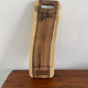 Platou Servire din Lemn de Nuc 65x22 cm cu Inserție din Rășină Verde și Canal pentru Scurgerea Lichidelor