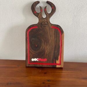 Tocător din Lemn de Nuc 45x27 cm cu Inserții din Rășină Roșie și Design Unicat