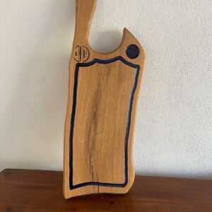 Tocător Stejar cu Rășină Albastră și Canal – 65x23 cm