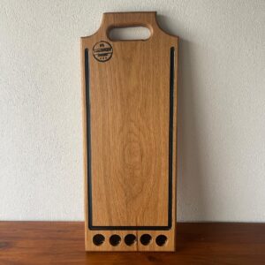 Tocător din Stejar cu Rășină Neagră și Shot-uri – 65x26x3 cm