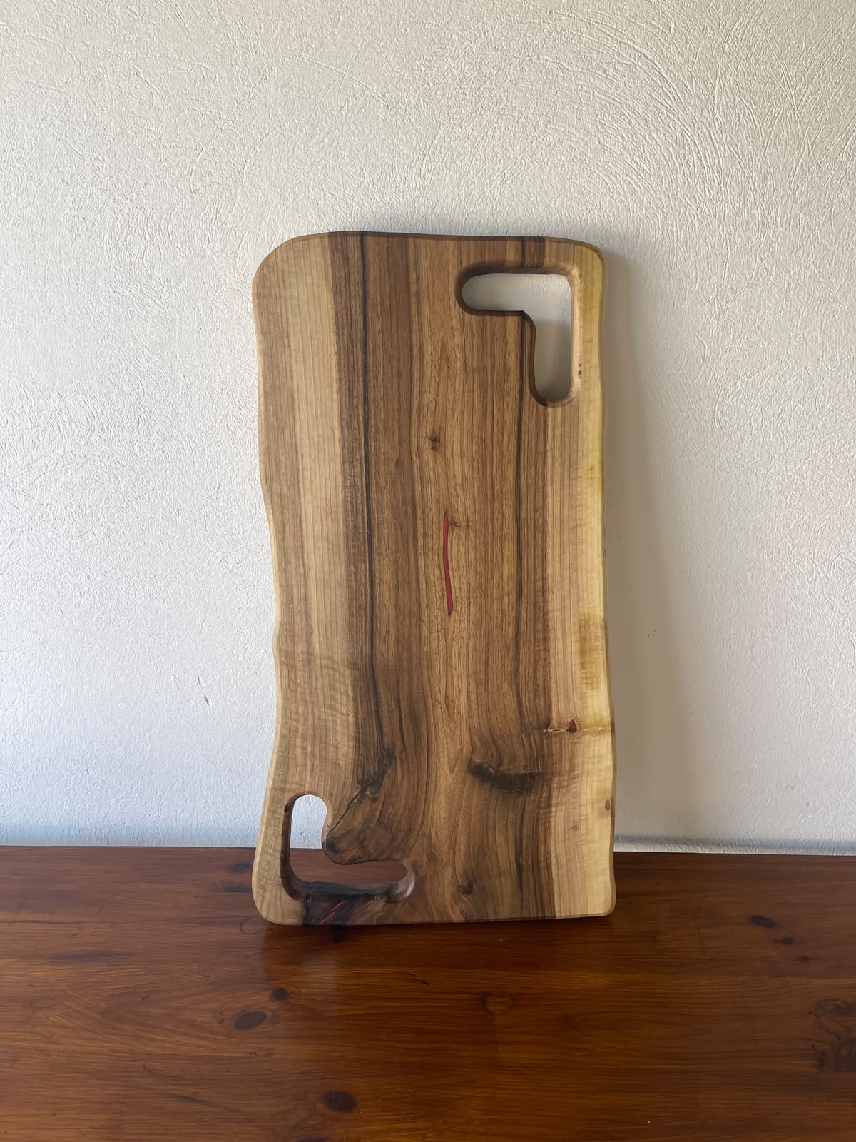 Tocător din Nuc cu Suport Shot-uri și Rășină Albastră – 66x33x3,5 cm - imagine 2