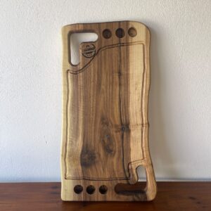 Tocător din Nuc cu Suport Shot-uri și Rășină Albastră – 66x33x3,5 cm